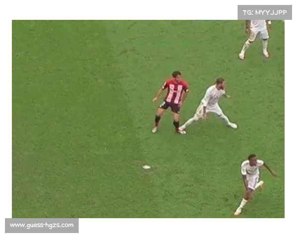 点球判罚引争议，波利塔诺赛后与裁判组进行长时间交流。